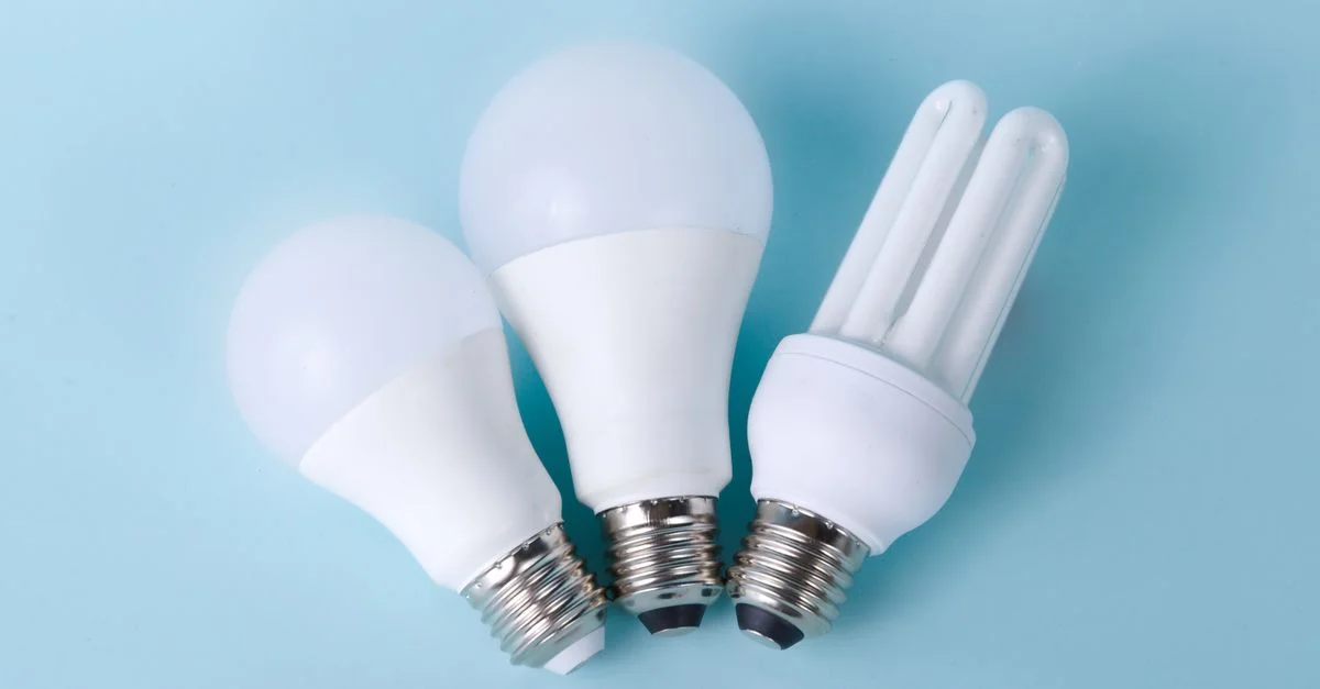 Trois ampoules LED et CFL assorties sur un fond bleu clair.