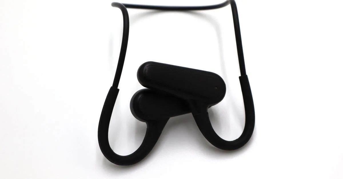 Casque sans fil noir moderne conçu pour le confort et le style, idéal pour les expériences audio numériques.